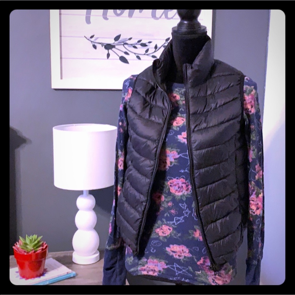 COPY - 💟Forever 21 Black puffer vest